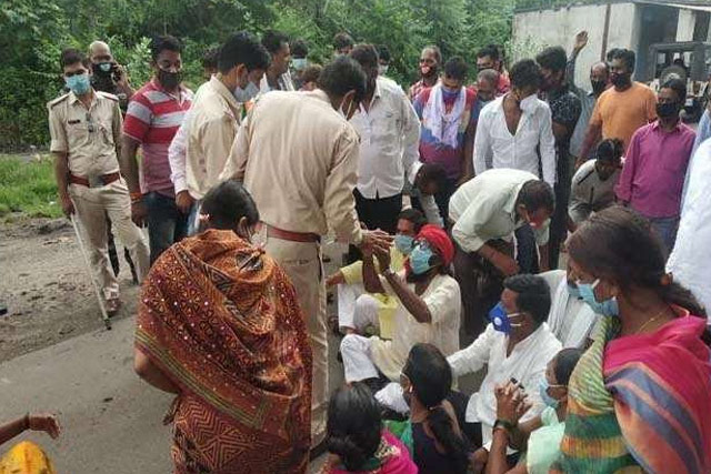 Road jam agitated in Sudamdih against machine loading of coal