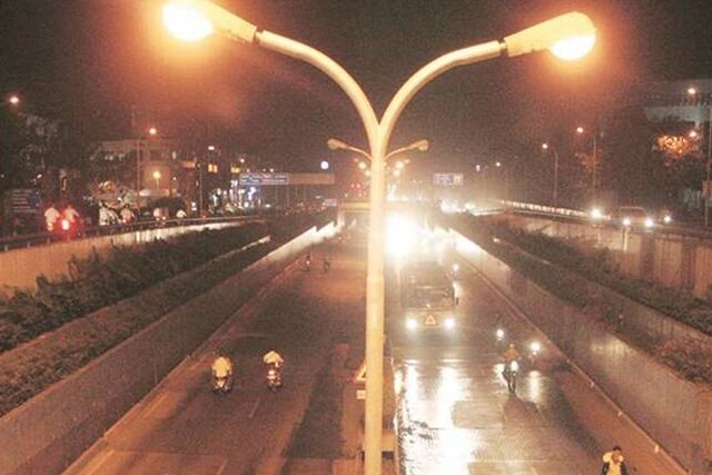 Discom threatens to cut power to 65k streetlights over non-payment of dues in Delhi